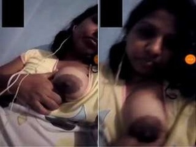 Beautiful Sri Lankan girl flaunts her body during video call