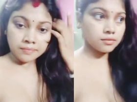 Attractive Bengali woman reveals her breasts for the first time