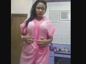 Indian beauty satisfies herself with her hands in arousing clip