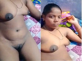 Tamil bhabhi reveals her boobs and pussy in a seductive video