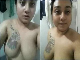 Busty Indian babe captures her naked body in selfies