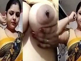 Desi bhabhi flaunts her big boobs and pussy in MMS