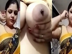 Desi bhabhi flaunts her big boobs and pussy in MMS