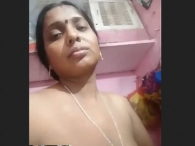 Horny Desi bhabhi fingerbangs herself in HD video