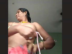 Sneaky recording captures hot bhabhi's boobs in secret