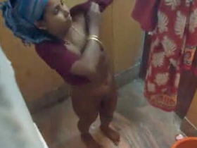 Hidden camera captures Indian bhabhi's bath time
