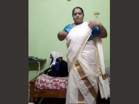 Mallu Tia's sexy outfit in aunty-themed video