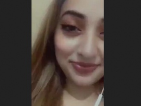 A stunning Pakistani beauty flaunts her attractive physique