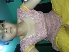 Sensual Indian babe Aishwarya teases in solo video
