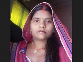 Desi Aldeia wife flaunts her curvy and sexy backside in village video