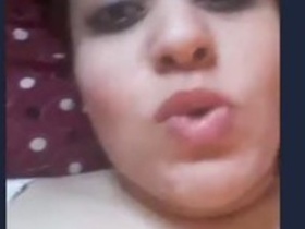 Desi bhabi flaunts her big boobs in selfie video