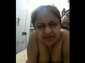 Aunty and uncle from Pakistan engage in steamy sexual activities