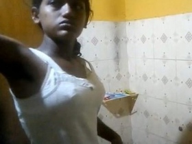 A charming Indian girl reveals her breasts in a paid video