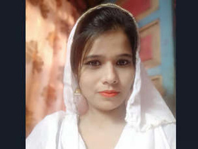 Indian girl flaunts her breasts in a steamy video