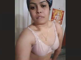 Hot bhabhi in bathroom selfie video