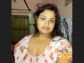 Desi bhabi with big beautiful body reveals her breasts