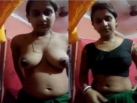 Desi boudi reveals her big boobs and pussy in a seductive striptease