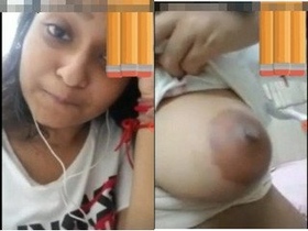 Desi babe flaunts her natural breasts in a video call