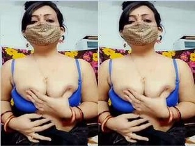 Bhabhi reveals her naked body in an enticing video