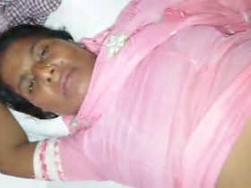 Desi auntie gets intimate with her client