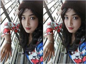 Desi Indian girl reveals her big boobs in exclusive video