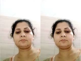 Horny bhabhi captures her nude beauty in exclusive selfie