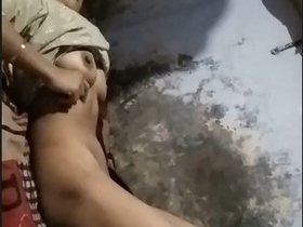 Bhabhi has sex in a Desi village MMS