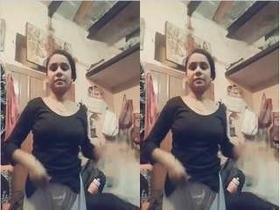 Cute Indian girl flaunts her pussy in exclusive video