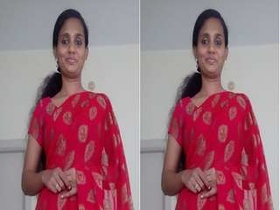 Amateur Tamil bhabhi enjoys a bath and flaunts her pussy