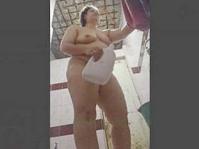Indian mature woman secretly watched while taking a bath