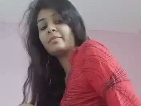 Watch a cute Indian girl flaunt her butt in a video