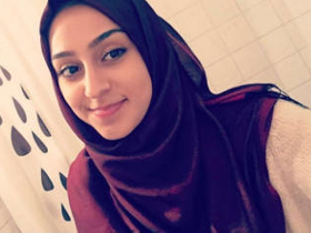 Pakistani girl in hijab living abroad reveals her nude photos in HD video