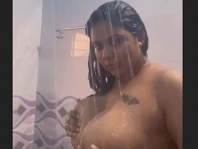 Sizzling hot brunette with big boobs in Oasi Das video