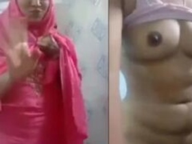 Desi babe reveals her body and pleasures herself in a steamy video