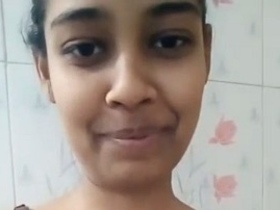 Indian girl shows off her nude body in solo selfies