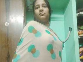 Desi Aldeia's big boobs on display in Indian video