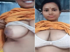 Indian bhabhi flaunts her big boobs and pussy in exclusive video