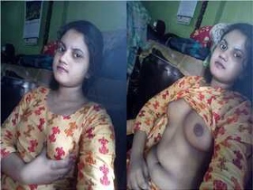 Exclusive video of a sexy Indian girl pleasuring herself with her fingers