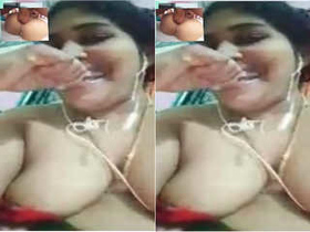 Indian bhabhi flaunts her big boobs in exclusive video
