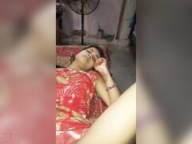 Desi babe gets naughty in a stunning MMS video