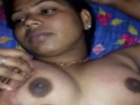 Indian babe Kamini from Kerala gets naughty in a hot video
