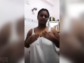Busty Indian wife Mallu Desi gives a solo performance