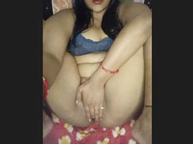 Hot Indian bhabhi flaunts her juicy pussy in a steamy video