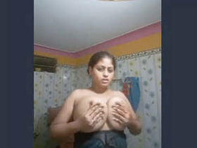 Curvy Desi wife reveals her ample bosom