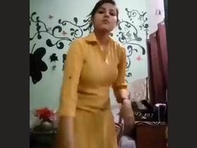 Watch a Desi aunt get recorded while bathing