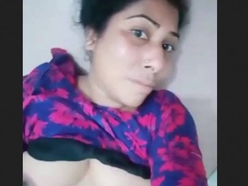 Sexy Desi bhabi stimulates herself