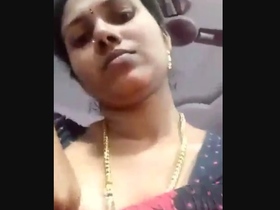 Mallu bhabhi flaunts her big boobs in MMS video