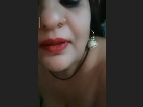 Desi bhabhi flaunts her massive breasts