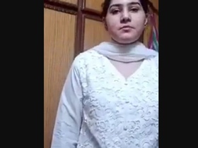 Full-length video of a Paki bhabi showing off completely naked