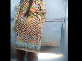 Desi aunty gets naked in the bath